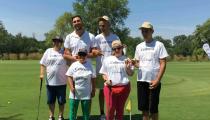 Prijímatelia sociálnych služieb a inštruktori na golfovom ihrisku