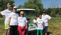 Prijímatelia sociálnych služieb z rôznych zariadení na spoločnom výlete pri golfovom vozíku