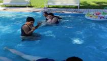 Prijímateľky sa bezstarostne zabávajú v bazéne