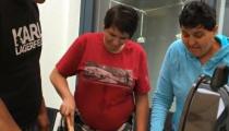 Prijímateľky a prijímateľ spoločne pripravujú grilované mäso na terase