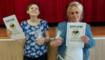 Prijímateľky sociálnych služieb s pamätnými diplomami na stolnotenisovom turnaji