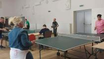 Prijímateľky sociálnych služieb hrajú stolný tenis