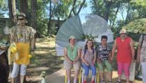 Prijímateľky sociálnych služieb pri fotokútiku s krídlami na Summer Fieste v DSS Lehnice