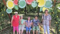 Prijímatelia sociálnych služieb pri fotostanovišti na Summer Fieste v DSS Lehnice