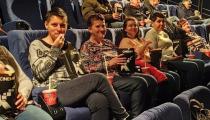 prijímateľky v kinosále popcornom v rukách