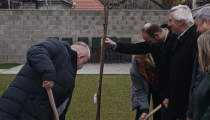 Riaditeľ zariadenia, župan a vicežupan spoločne sádzajú strom pri nových rodinných domoch podporovaného bývania